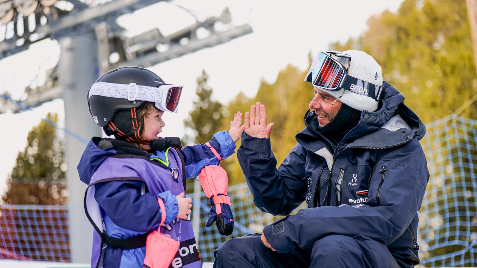 Enfants prenant des cours de snowboard